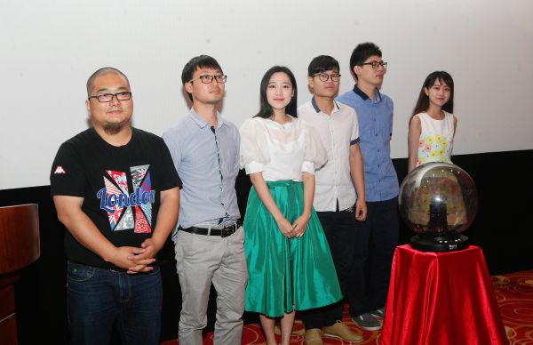 《香橼》导演（左一）和影片主演