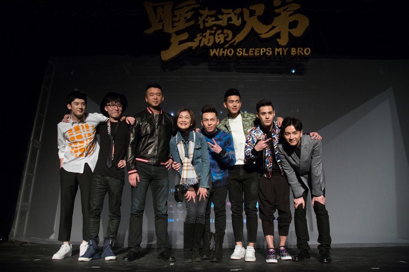 上铺鲜肉团与导演监制大合影