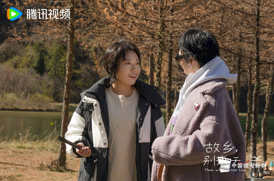 2、李雪琴饰吴芸户外烧烤