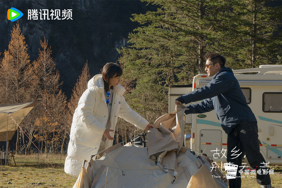 5、任彬饰谢阳与张沛一起搭建帐篷