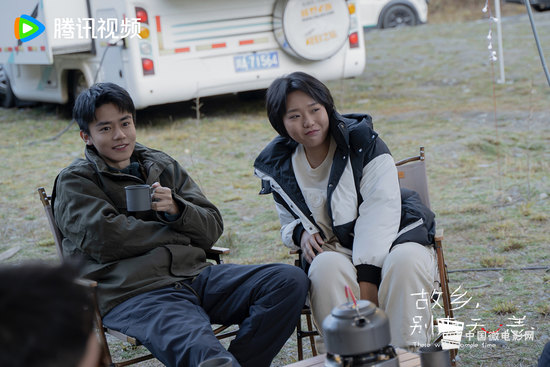8、曾柯琅饰刘文山与吴芸营地小憩