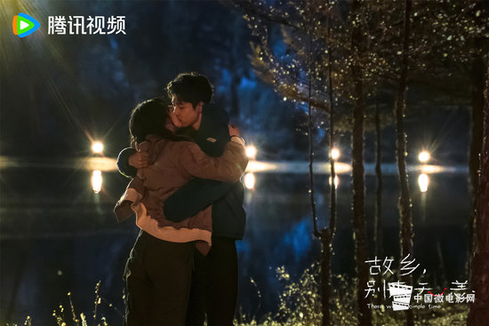 9、吴宇恒饰尹乐与董家希湖边拥吻